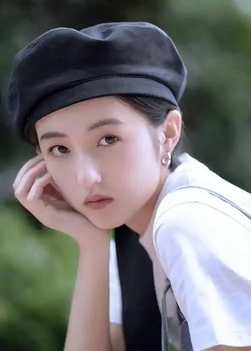 "无人敢惹"张子枫:靠"5个爸爸"成京圈宠儿,后恋渣男被群嘲_栩嘉_妹妹