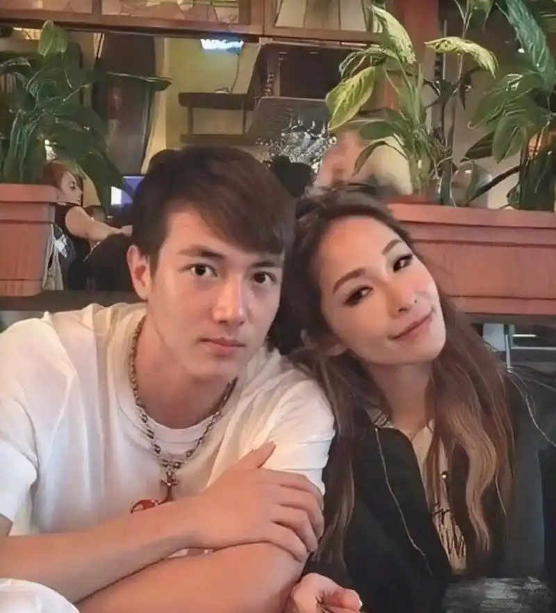 萧亚轩小16岁前男友官宣当爸,曾在分手后立马和女邻居闪婚,细