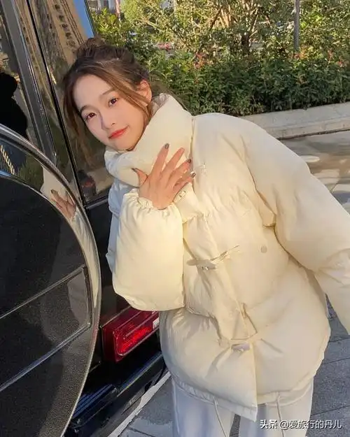 丸子头小姐姐身穿白色羽绒服清纯又可爱