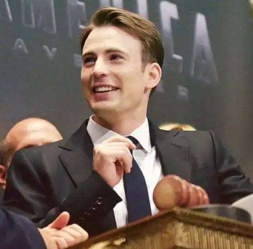 如今,已经19年了,我们的美队已不再年轻,但他那超级英雄般的体