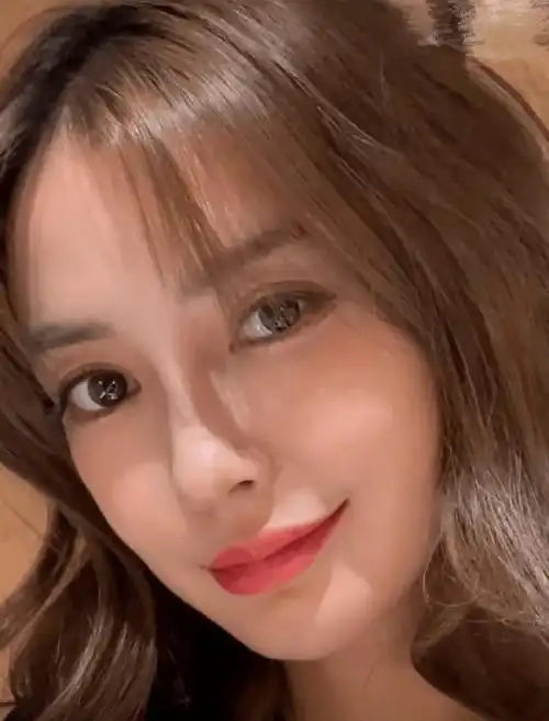 angelababy分享视频俏皮比耶怼脸自拍五官精致颜值抗打