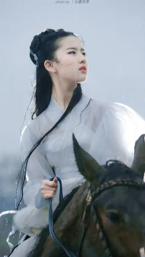 《神雕侠侣》时期  17岁的#刘亦菲#  雨中骑马的小龙女  楚楚动人  我
