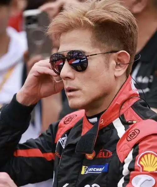 郭富城撞车退赛!