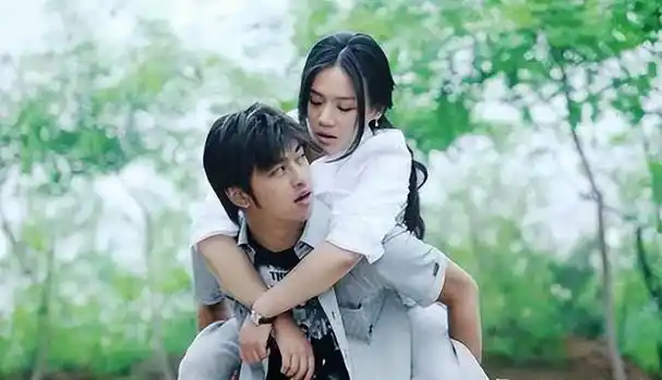 在电视剧《风暴舞》中,她成功地塑造了一个黑帮首领的角色.