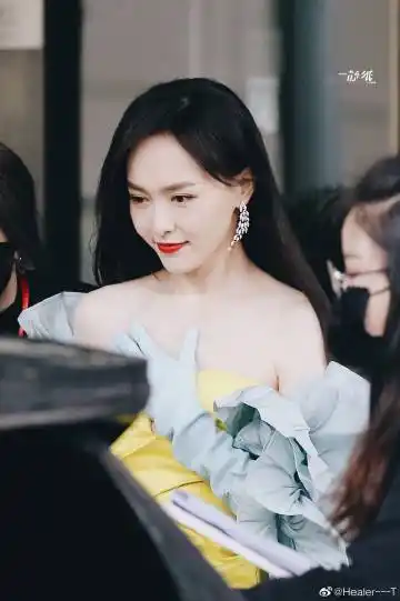 唐嫣##唐嫣绣球花手套# 岁月从不败美人 . 来自晚点相遇na - 微博