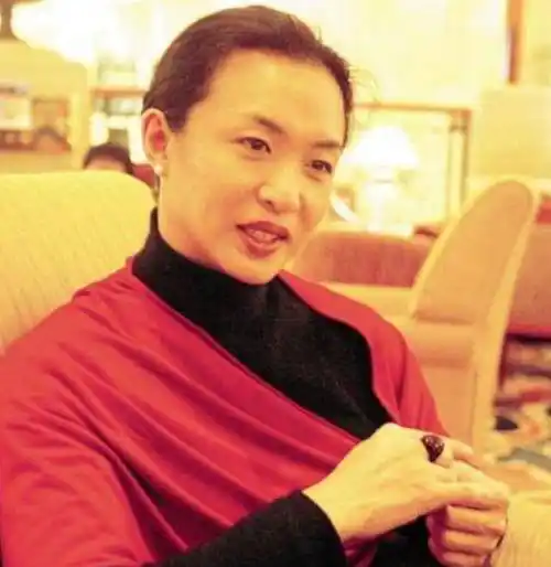 53岁金星身穿男装素面朝天,看似重回男儿本色,网友:太洒脱