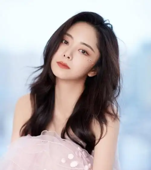 女明星都在烫的发型 这几款长卷发别太美_明星发型 - 美发站