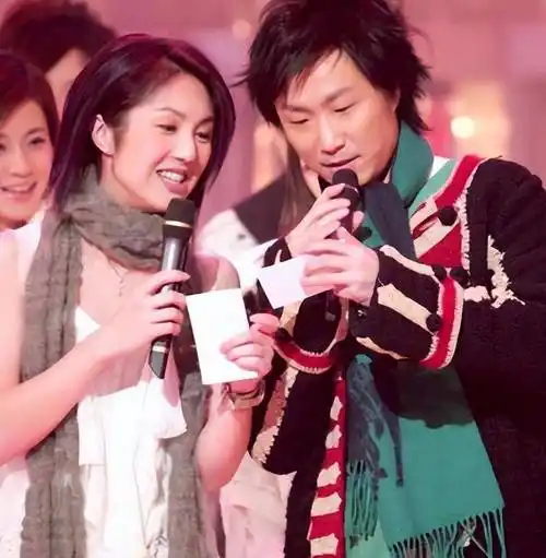 49岁的杨千嬅出道28年,获奖无数!唱歌很棒,但演技也很棒.