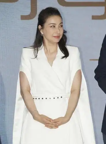 郭晶晶也逃不开中年发福,穿披风裙身材变圆润,越来越有贵妇范