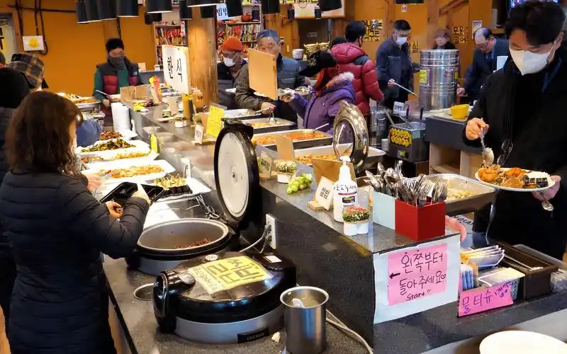 人均6000韩元的韩式自助餐,来看看韩国人自助餐都吃些什么吧!