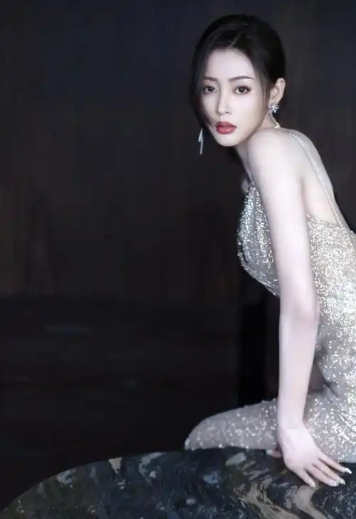 太敢穿!33岁张天爱穿镂空礼服惊艳戛纳,网友眼睛转不动:真大胆