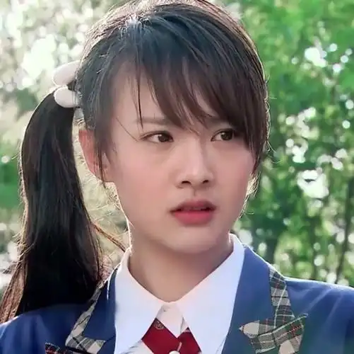 比同级生小两岁的郑爽显然还是有点年轻,她跟个乖孩子似的坐在凳子上