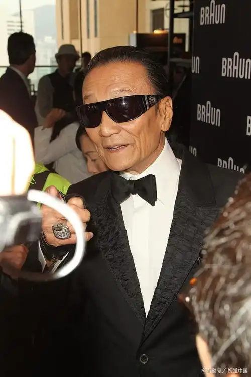 86岁谢贤惊现街头!病魔退散,他依然挺立不倒