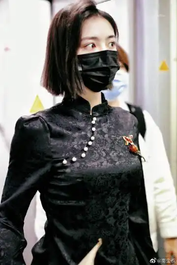 许佳琪今日份机场图,旗袍装性感又美丽,是. 来自南蛮叔 - 微博