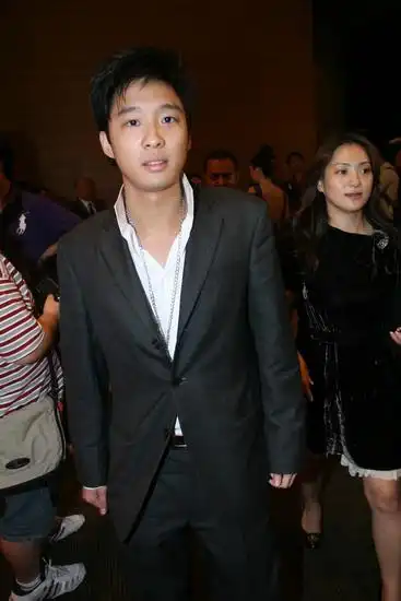 图文08芭莎明星慈善夜霍启山亮相