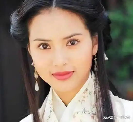 凭"小龙女"一角走红,身材傲人,风韵犹存的李若彤为何