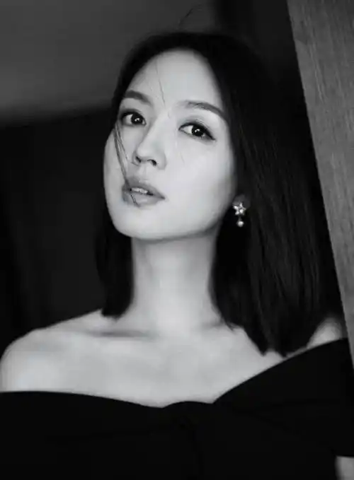 大气明媚,优雅永不过时 | 张梓琳_黑色_度假_活动