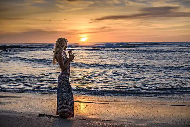 美女_喝_鸡尾酒_海滩_日落_哥斯达黎加_高清图片_全景视觉