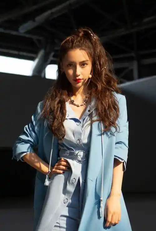 杨颖又瘦出新高度,穿上加厚版马丁靴后的腿亮了,怕是80斤都没_款式