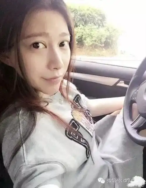 歌手许嵩的表妹余征瑶相恋,期间余征瑶多次在博客中秀恩爱,称陈晓痛惜