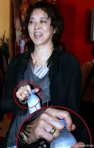 原央视大姐大倪萍抽烟被拍(图)