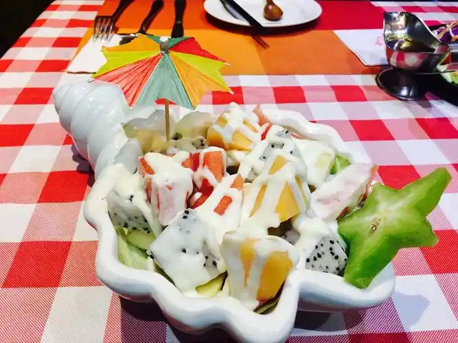 【水果沙拉】各种时令水果,沙拉酱搅拌,放在小海螺的盘子里,造型相当