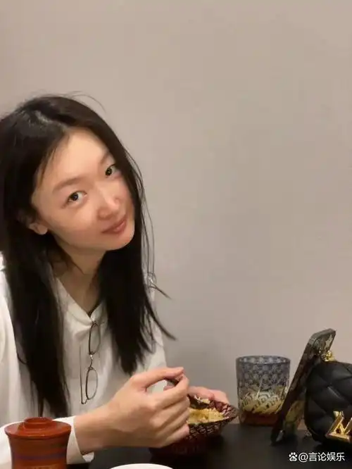 周冬雨素颜照征服韩国网友清新自然美引发热议