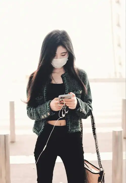 鞠婧祎最新机场私服绿色小香风外套复古优雅露出肚脐身材好绝