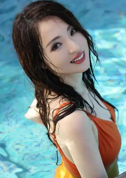 43岁董璇晒泳装照秀辣妈身材,肤白貌美好年轻,无赘肉曲线超养眼