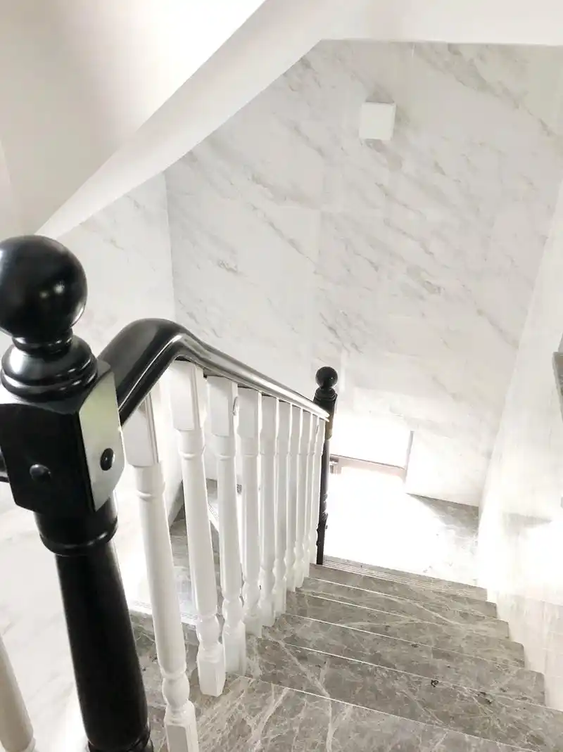 北欧风楼梯黑白楼梯扶手打造出优雅高级感楼梯