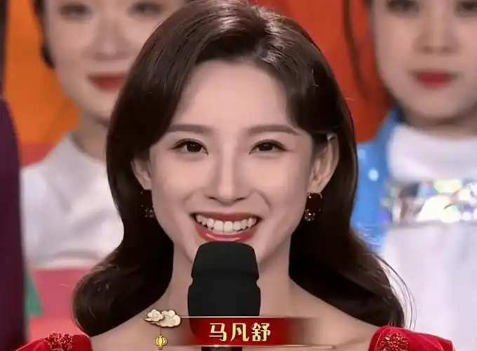 在2021年的时候,她第一次主持春晚,口才清晰流利,气质端庄优雅,收获了