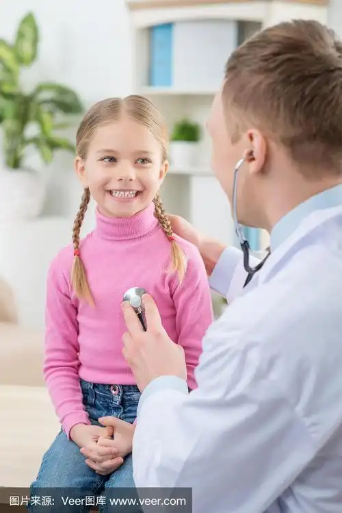 专业儿科医生检查小女孩
