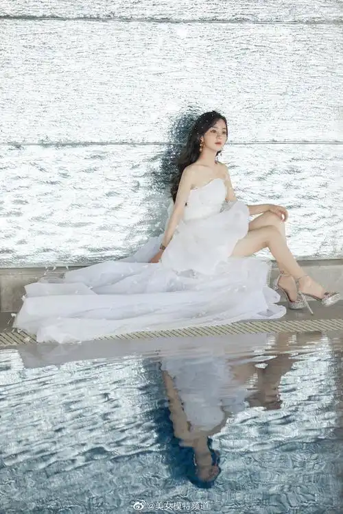 赵丽颖穿白色羽毛抹胸裙露香肩美腿纤细性感摇曳超养眼