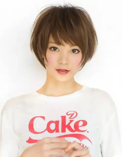 日系波波头短发,搭配棕色挑染发设计的短发层次感十足很显肤白,清新