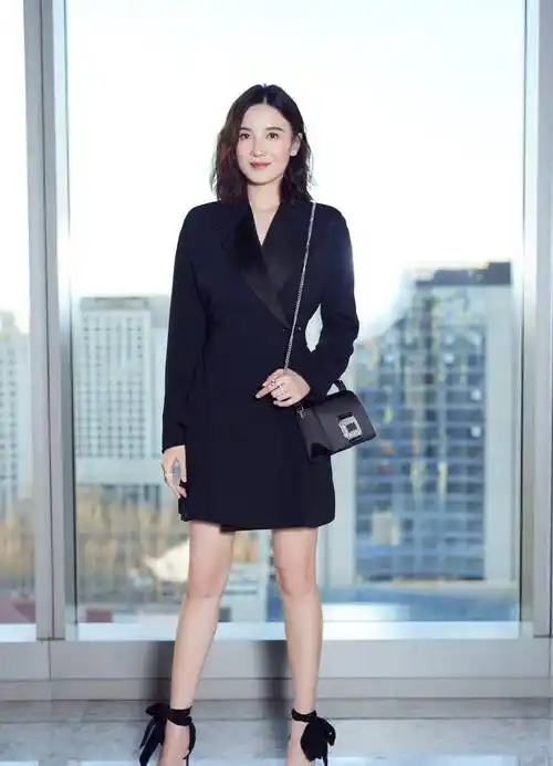 增添了几分色彩上的多样化,带来青春减龄感,看宋佳的身材就是不错