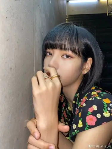 lisa亮片裙配黑色丝绒西装时尚魅力 金色挂耳染吸睛