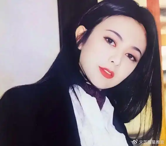 关之琳旧照首次曝光白到发光是标准的整容脸像漫画里的美少女