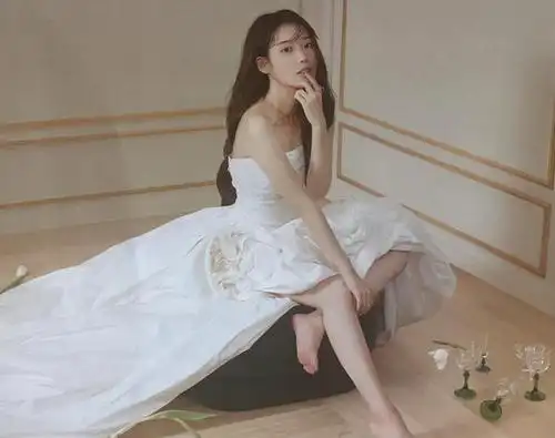 iu拍杂志腿细长又美秘诀藏在这拉近见爆筋笑努力工作的脚尖