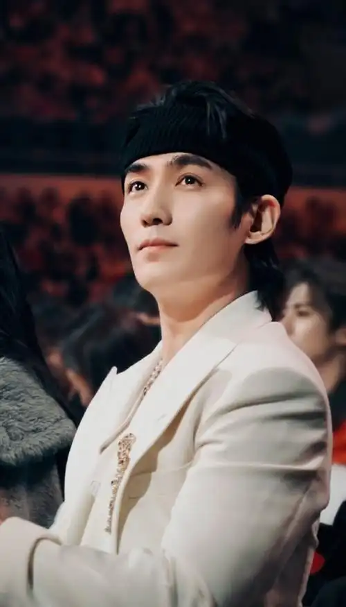 朱一龙微博之夜内场发型妆造,大帅哥!#朱一龙发带##微博之夜内场