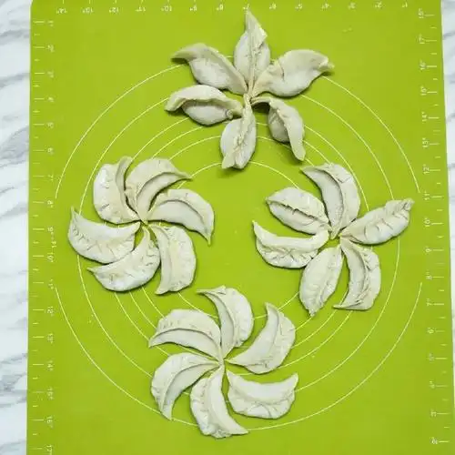 星玥格做的彩色花朵饺子的包法