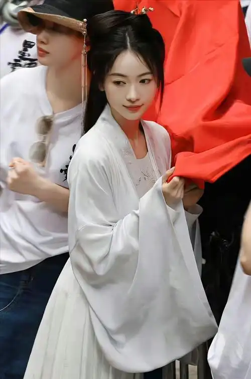 吴谨言27个月未进组现各位大咖给她当配网友于正果然爱她