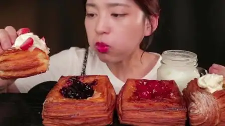 美女小姐姐吃面包,真的超好吃的,漂亮极了