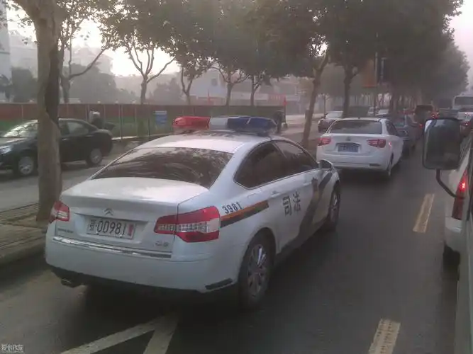c5警车上路了,犯罪份子想想该开什么车?