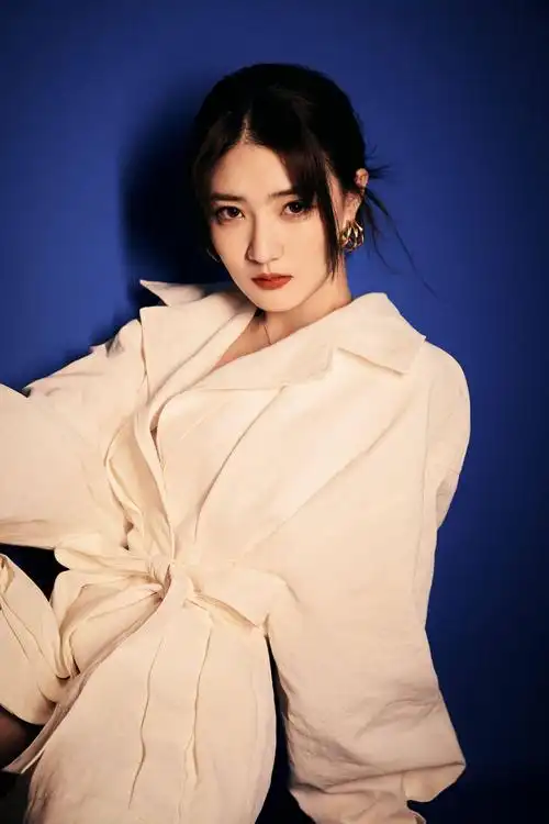 徐璐机场私服,白色连衣短裙戴棒球帽青春元气,好喜欢_造型_事业_风格