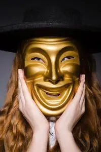 戴着面具的虚伪概念中的女人照片