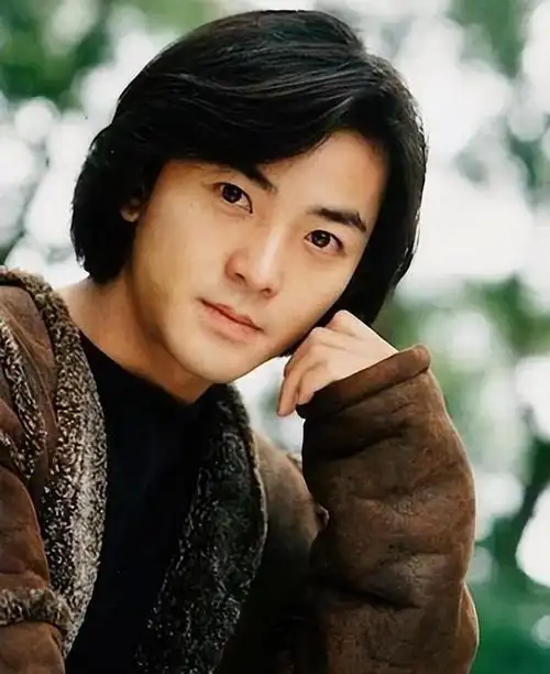 最近,郑伊健的一组照片成为了网友关注的焦点.