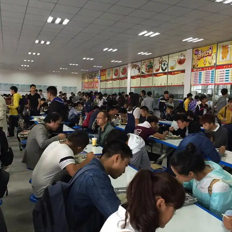 校园食堂学生用餐场景图片