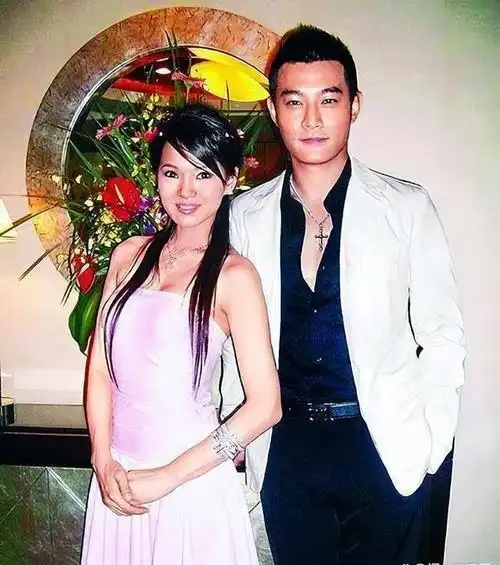 结果这事一出,他女友也被牵扯进来了,成了媒体采访的热门对象.