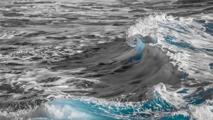 海边汹涌浪花高清桌面壁纸