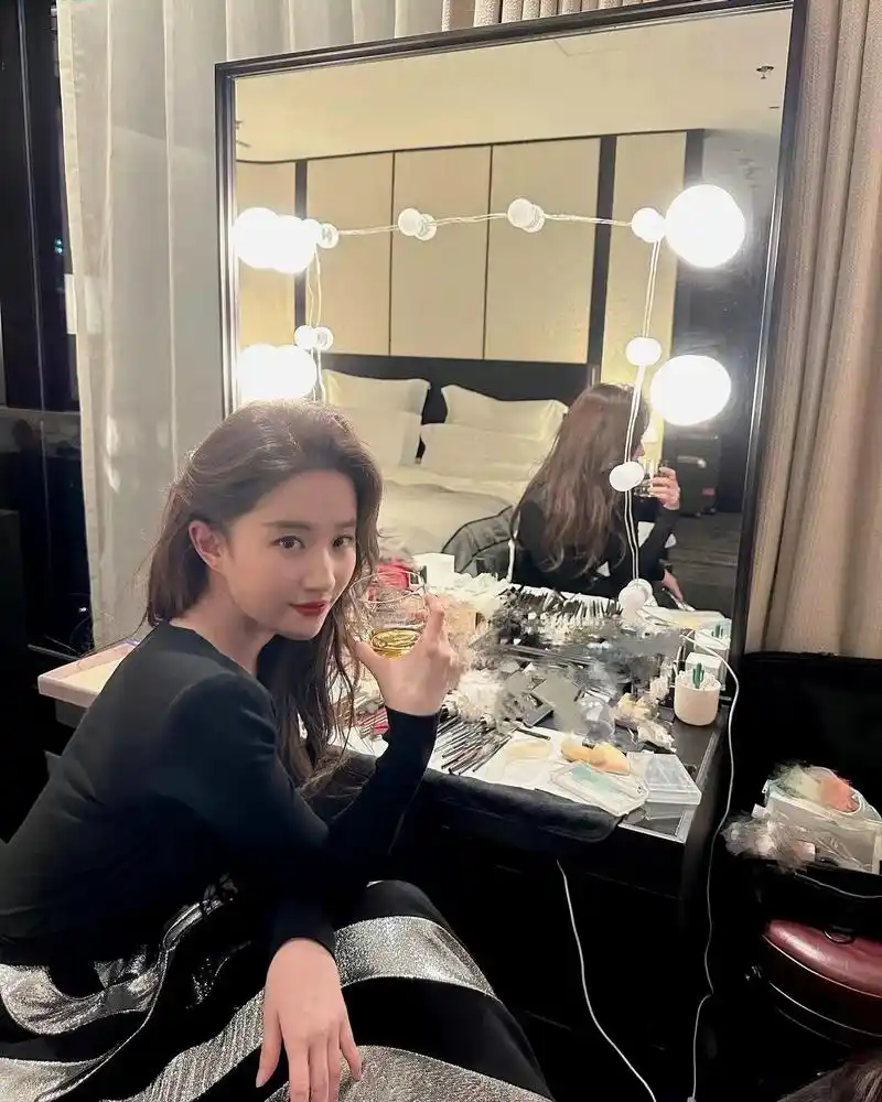 这女人怎么喝酒都那么的美啊!#刘亦菲 - 抖音